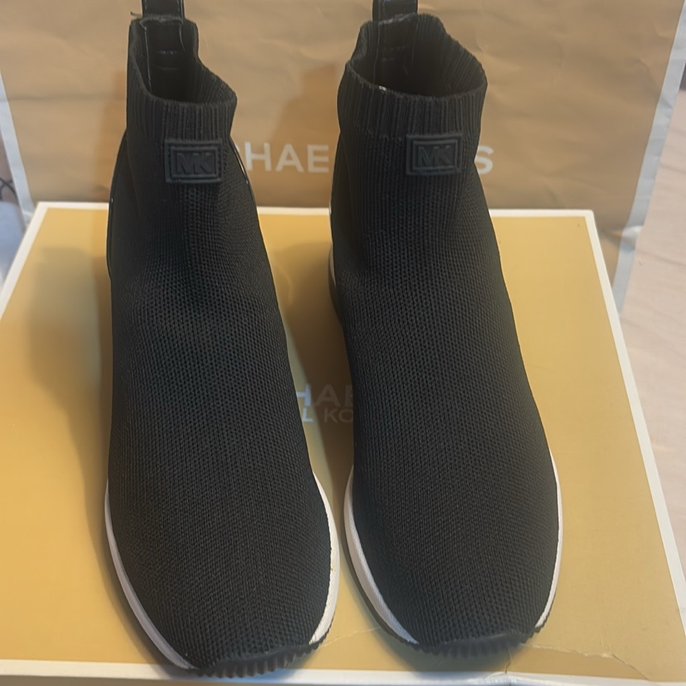 MICHAEL KORS SKYLER BOOTIE - Picture 3 of 11